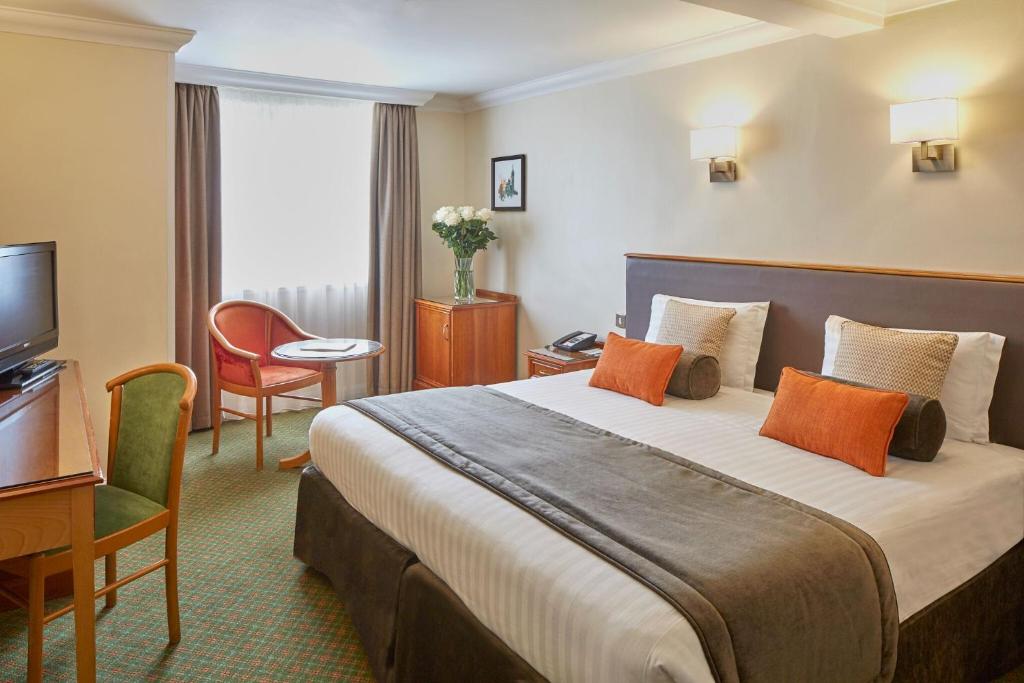 伦敦兰切斯特大门酒店的酒店客房,配有床和电视