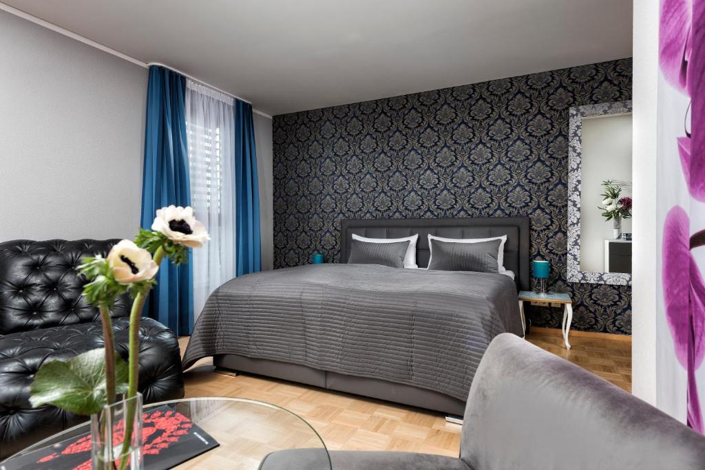 柏林柏林格律瑙大使酒店的一间卧室配有一张床和一张沙发