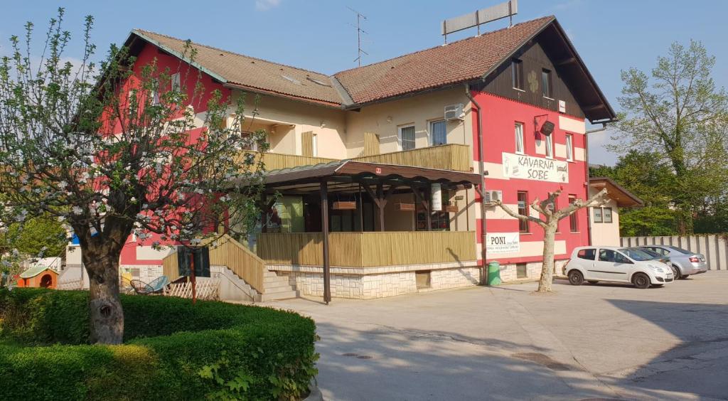NakloPONI NAKLO - Sobe Marinšek的一座红色和黄色建筑
