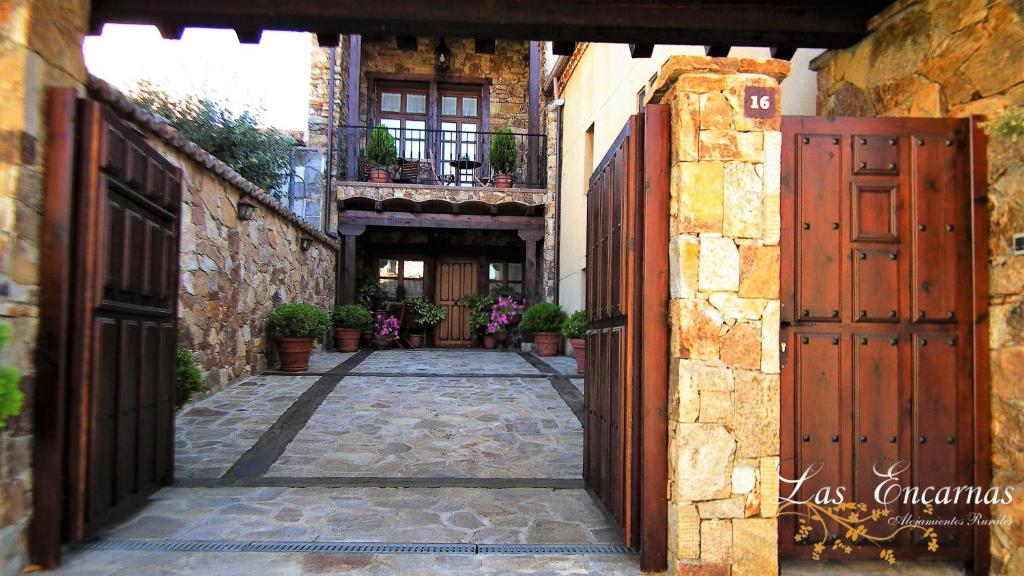 Braojos de la SierraLas Encarnas的一条有门的楼房入口的小巷