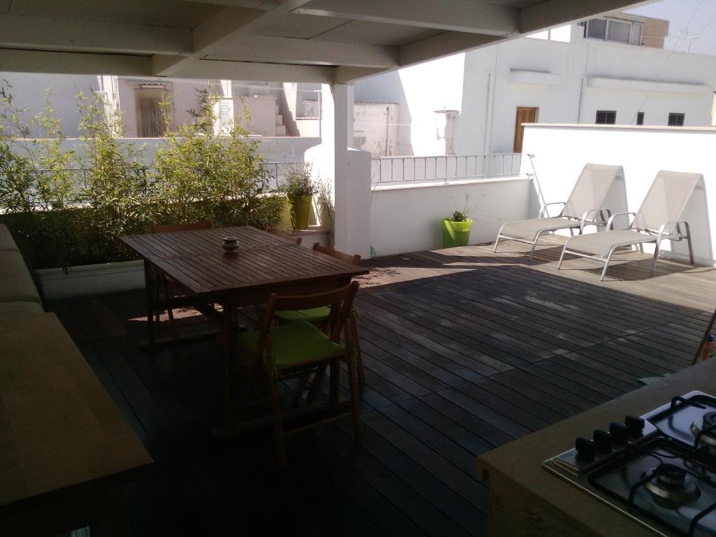 滨海波利尼亚诺Dimora Dioniso的阳台的天井配有桌椅