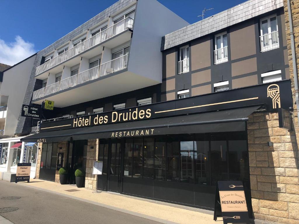 基伯龙Hôtel des Druides的一座建筑上标有杜克斯酒店标志