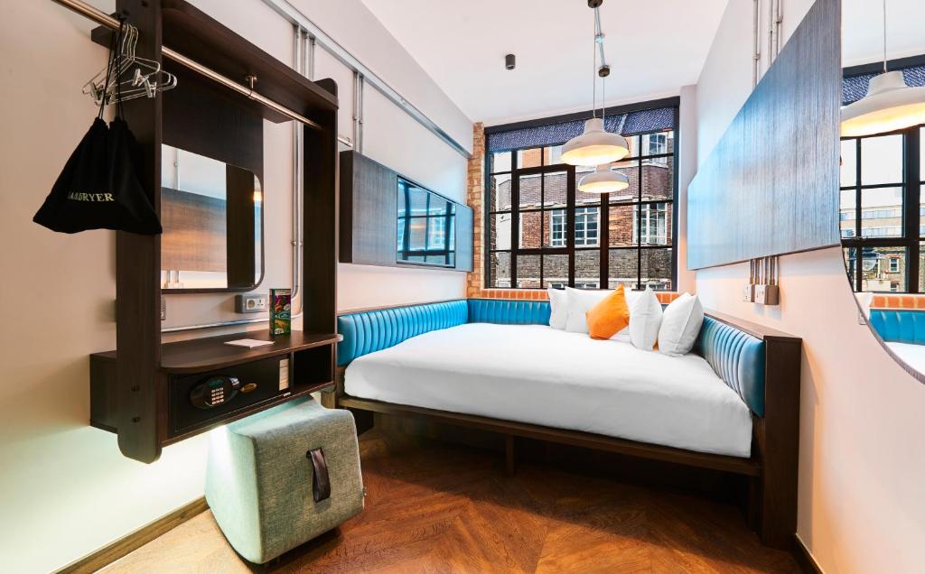伦敦新路酒店的一间卧室设有一张床和一个窗口