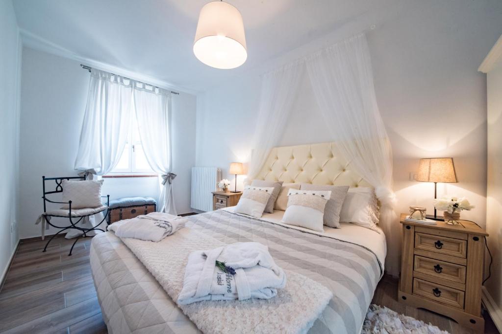 阿西西ChèriHomeAssisi Apartment的一间卧室配有一张大床和毛巾