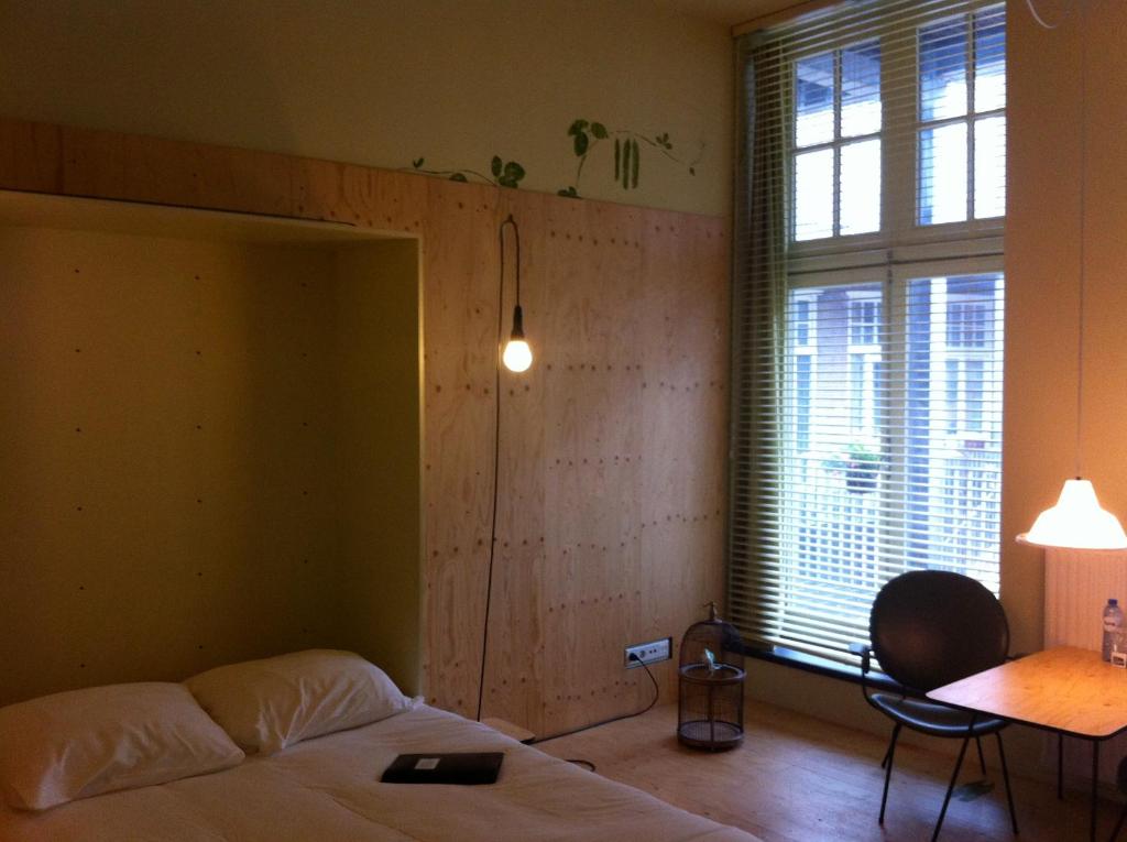 LABnul50 Groningen客房内的一张或多张床位