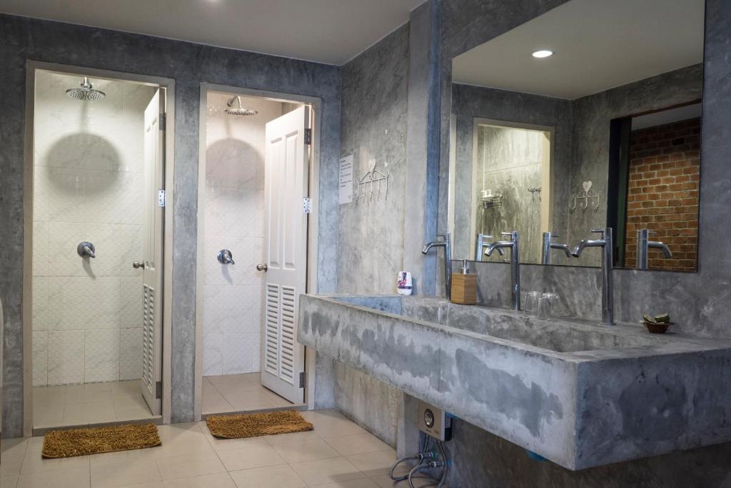 曼谷柳颜笔塾旅舍的一间带大水槽和淋浴的浴室