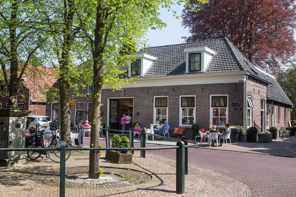 Den HamHerberg Swaen aan de Brink的一群人坐在大楼外