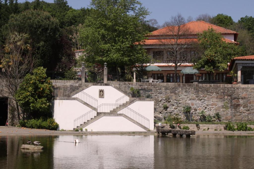 阿马里什Casa do Lago的水体中间的建筑物