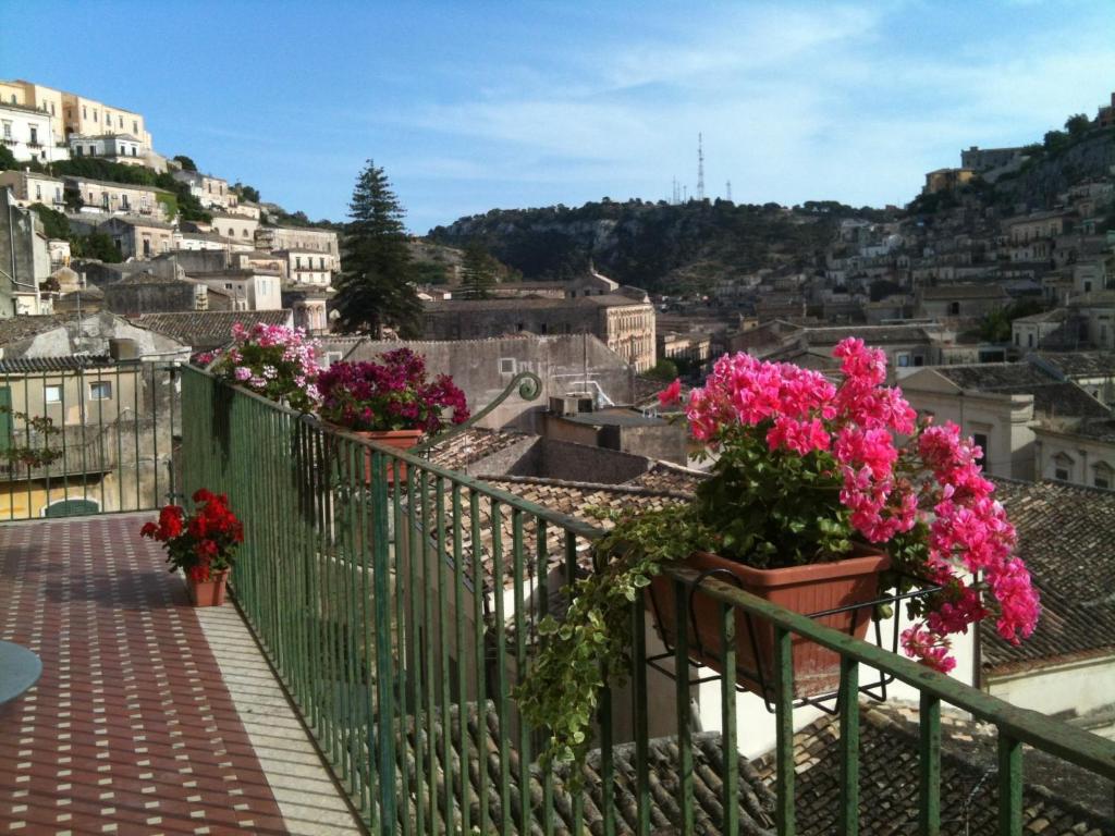 莫迪卡西丘利安朵泰蒂酒店的山丘上种有粉红色花卉的阳台