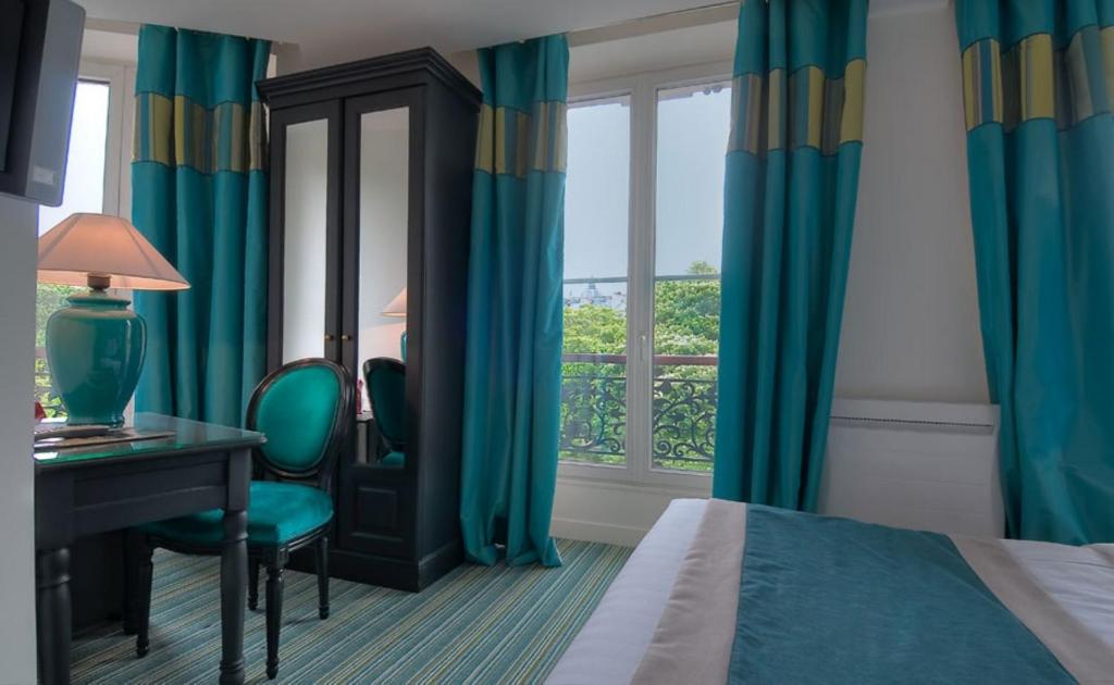 巴黎克拉尼广场酒店的配有一张床、一张书桌和一扇窗户的酒店客房