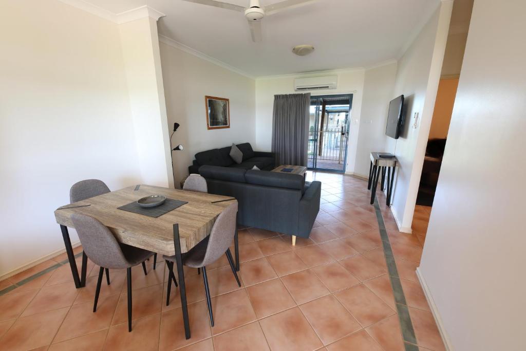 库努纳拉湖景公寓式酒店的客厅配有桌子和沙发