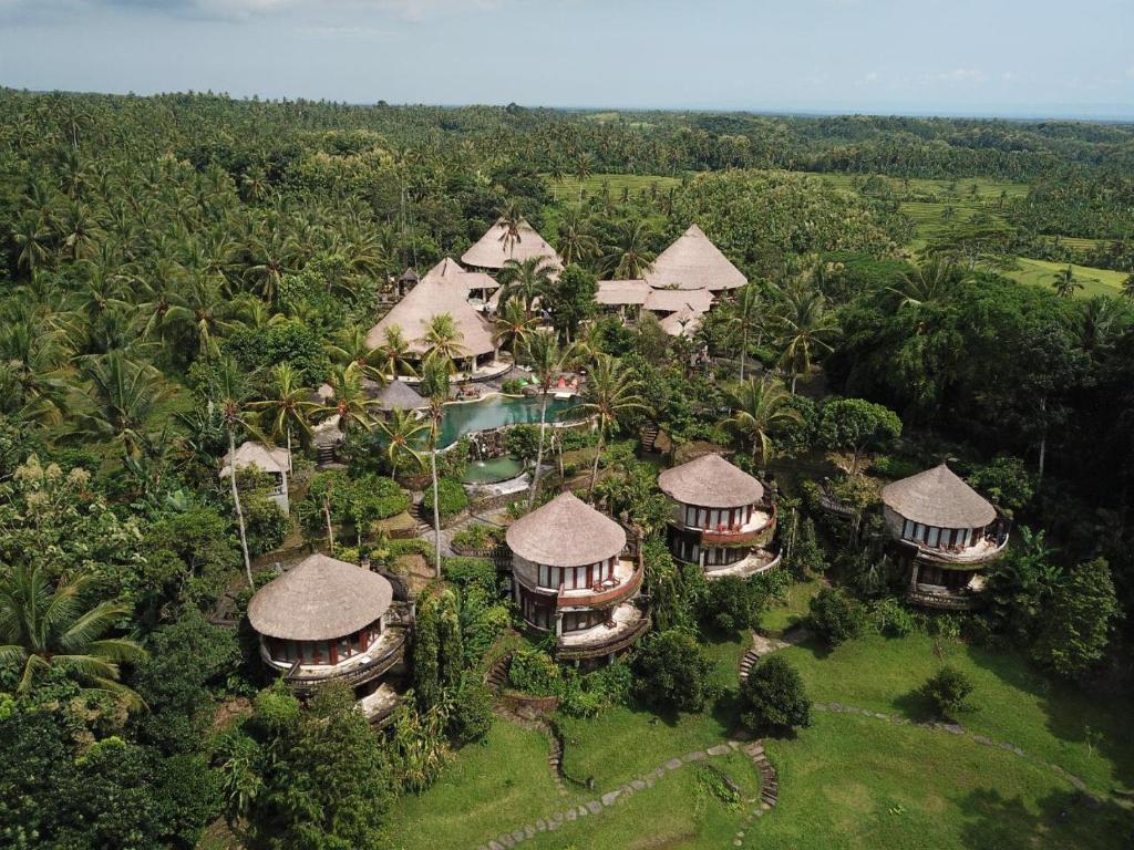 NegaraTaman Wana Resort Palasari的丛林中度假村的空中景观