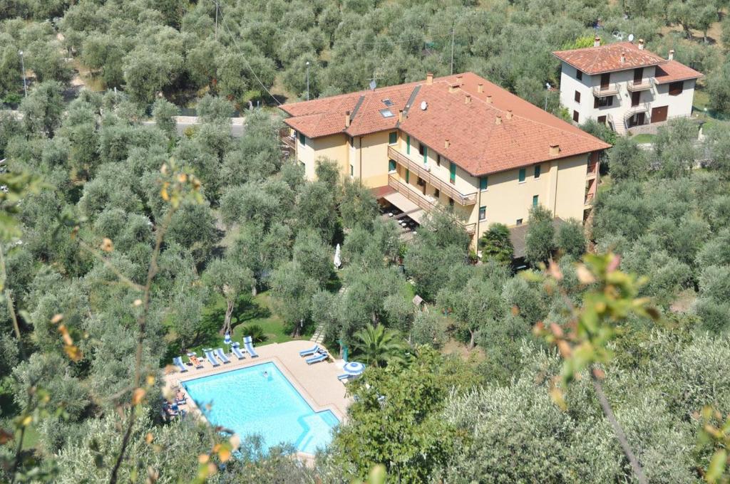 马尔切西内Hotel Casa Chincarini的享有带游泳池的房屋的空中景致