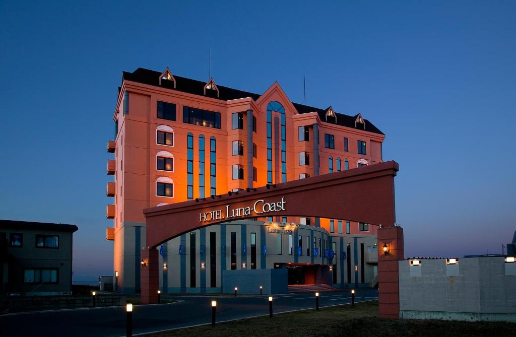 小樽月神海岸情趣酒店（仅限成人）的一座大型橙色建筑,上面有标志