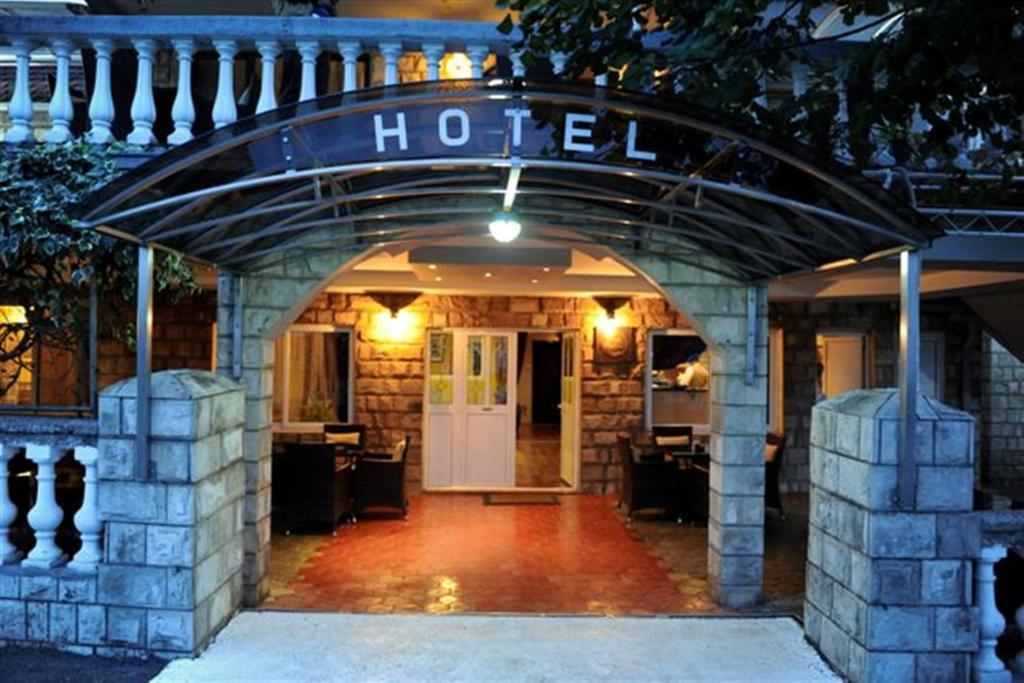波德戈里察艾芙洛帕酒店的带有酒店读物标志的酒店入口