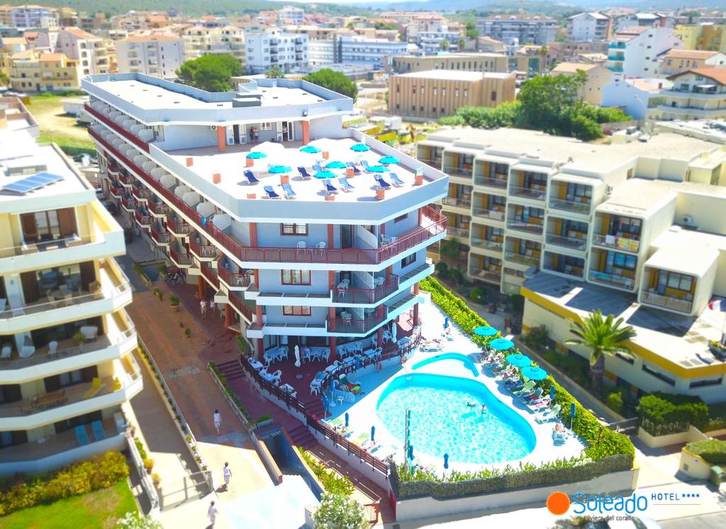 阿尔盖罗索乐亚多酒店的享有带游泳池的建筑的空中景致