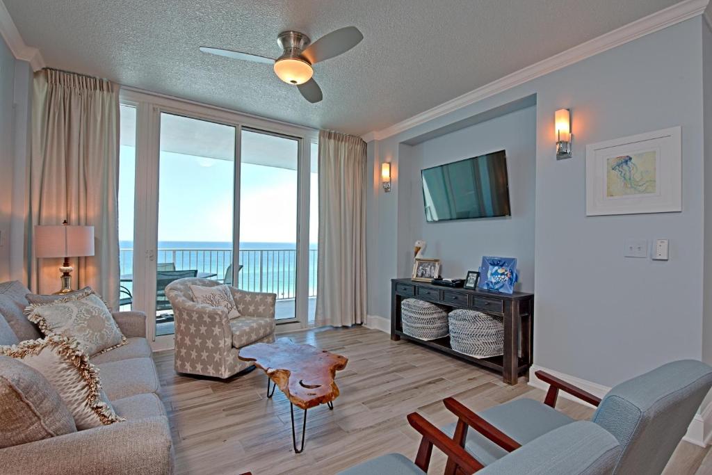 格尔夫海岸Lighthouse 714的客厅配有沙发、椅子和电视