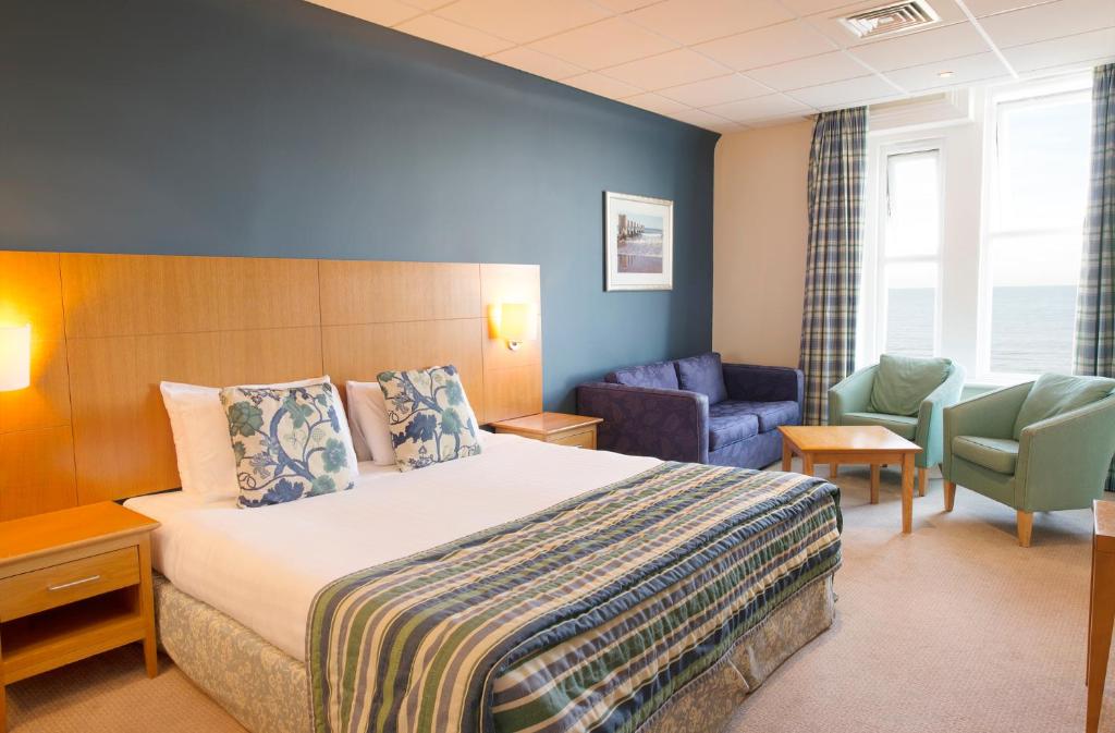 浦耳沙洲酒店的配有一张床和一把椅子的酒店客房