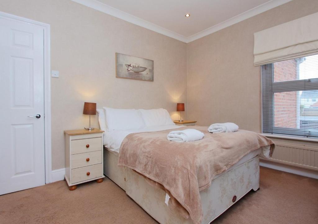 安德沃Lovely Victorian House的一间卧室配有一张床,上面有两条毛巾