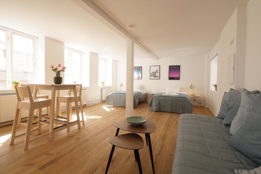 哥本哈根Rent A Place 1 - 4的客厅配有沙发和桌子