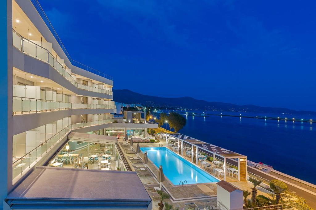 卡利斯托斯Anastasia Hotel & Suites Mediterranean Comfort的享有酒店游泳池的景色