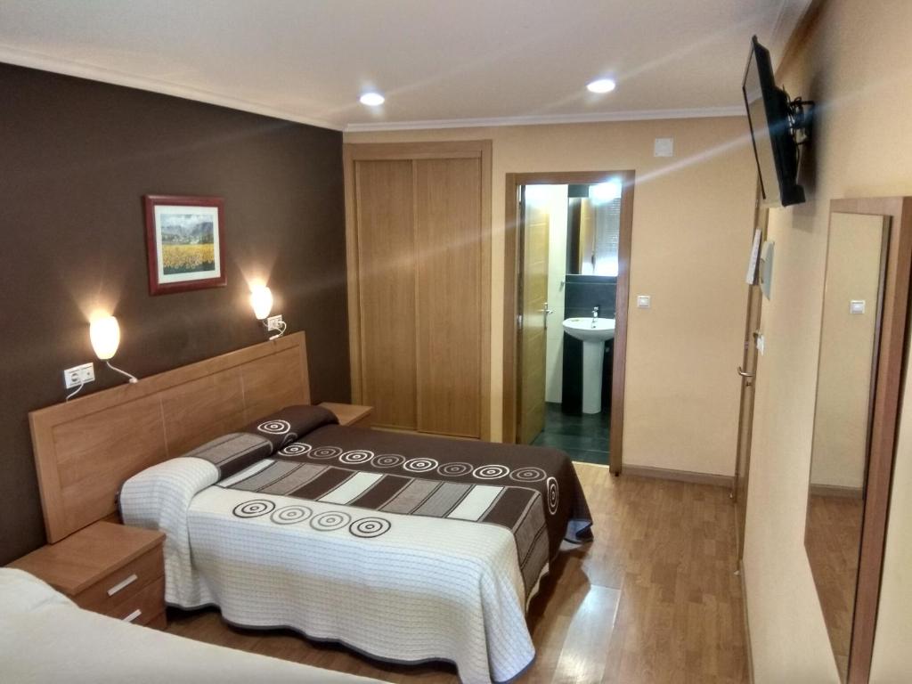 奥伦塞Hostal Lido的一间酒店客房 - 带一张床和一间浴室
