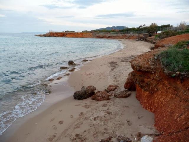 阿特米达Sunshine's house near the beach, 10 min from the airport的一片拥有岩石和海洋的沙滩