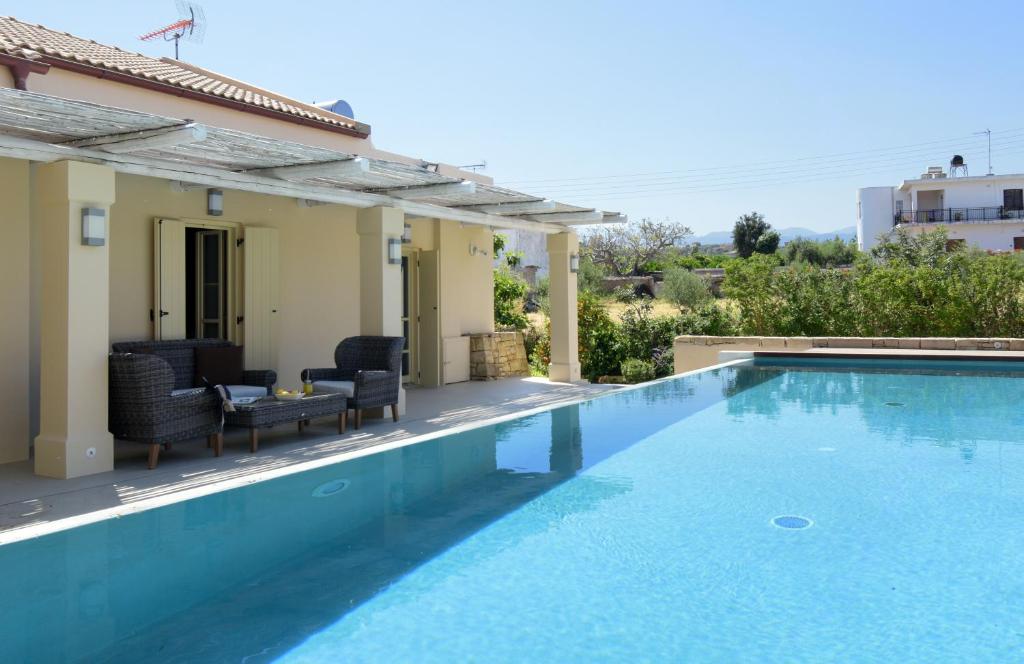 雅拉尼奥Geraniotis Villa的景观别墅内的游泳池