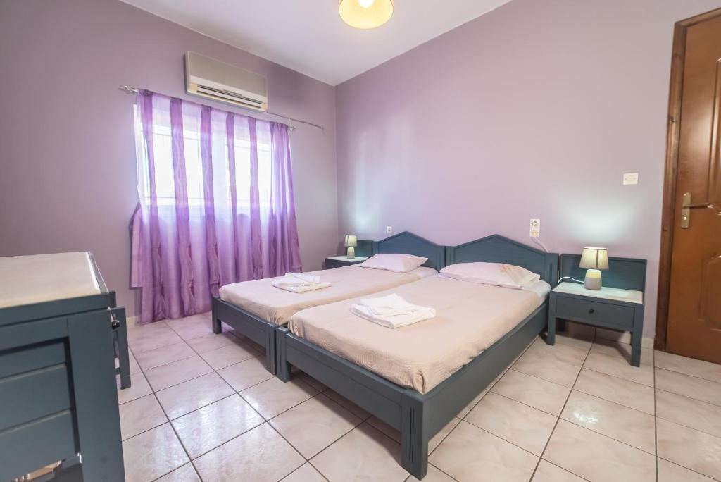 基萨莫斯Mamis Studio的一间卧室配有一张床和紫色的墙壁