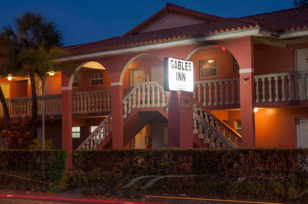 迈阿密加布勒斯旅馆的一座大房子,上面有读到和平旅馆的标志