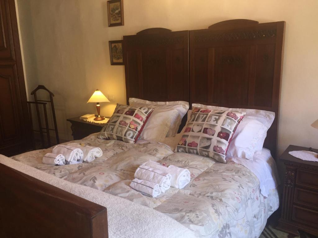 蒙特瓦尔基La Casa di Luigi的一间卧室配有带毛巾的床
