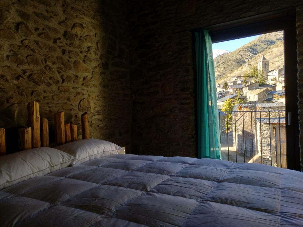 莫尔吉斯Vilamaroto的一间卧室设有一张床和一个美景窗户。