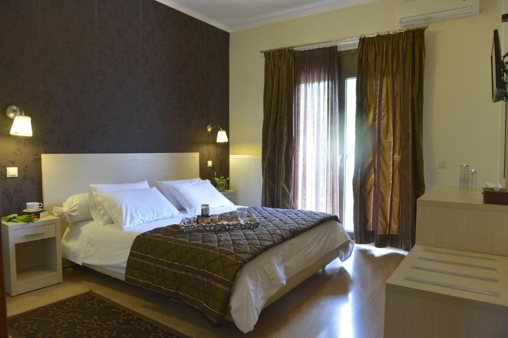 卡斯托里亚Fountoukli的酒店客房设有床和窗户。