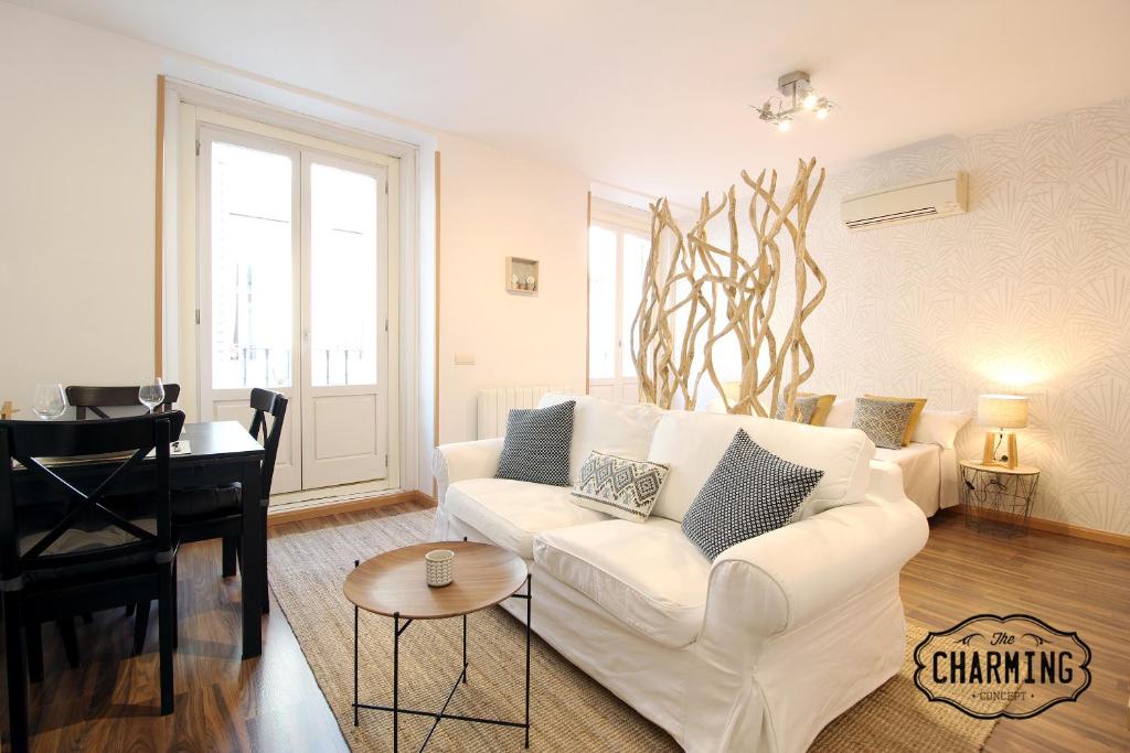 马德里Huertas Apartment - Estancias temporales的客厅配有白色沙发和钢琴