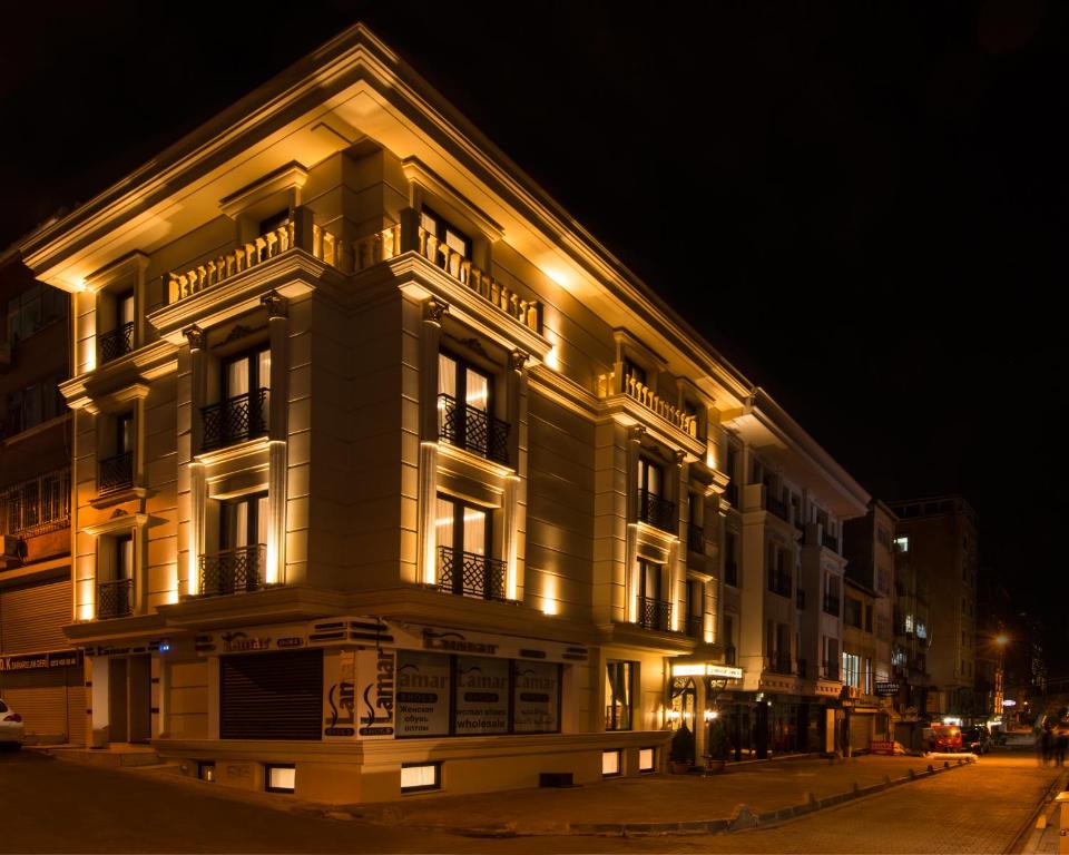伊斯坦布尔普利美罗酒店的一座晚上点亮的建筑,灯火通明