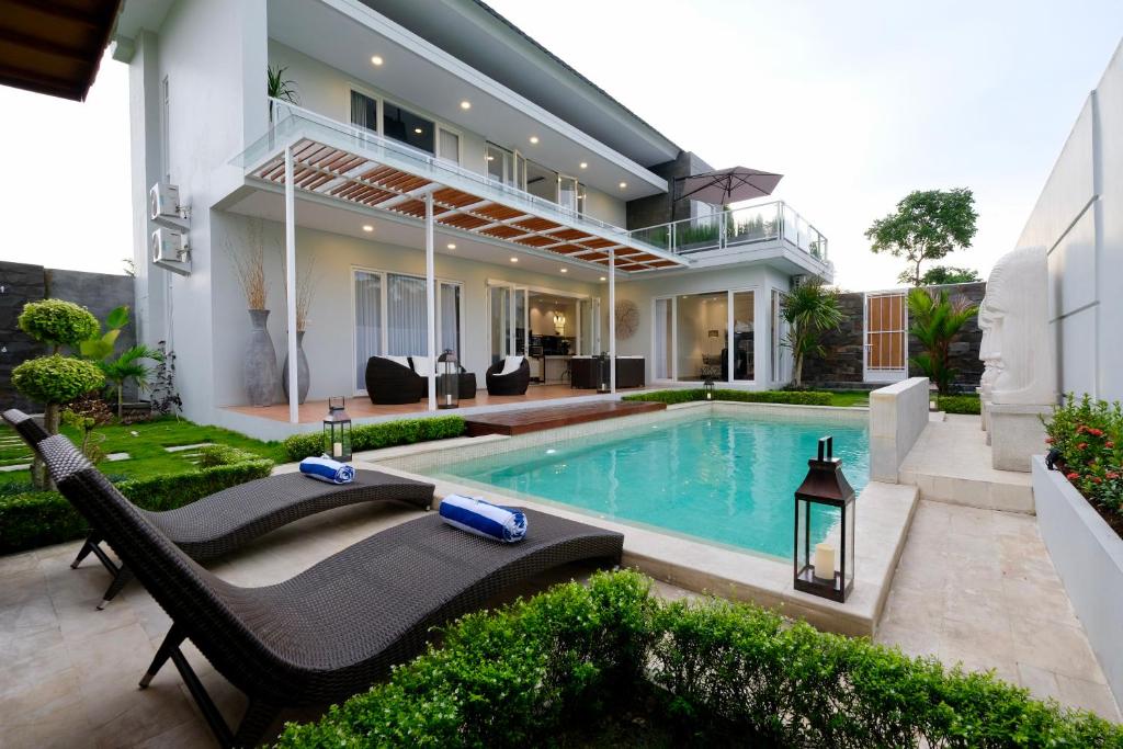 斯勒曼Villa Arusha Jogja的一座带游泳池的房子的图象