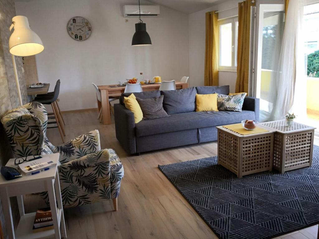 奥瑞比克Sea and pine paradise的客厅配有蓝色的沙发和桌子