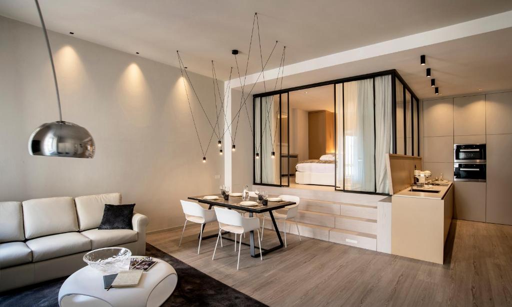特伦托Cinquanta4 Charme Apartment的带沙发和桌子的客厅以及厨房。