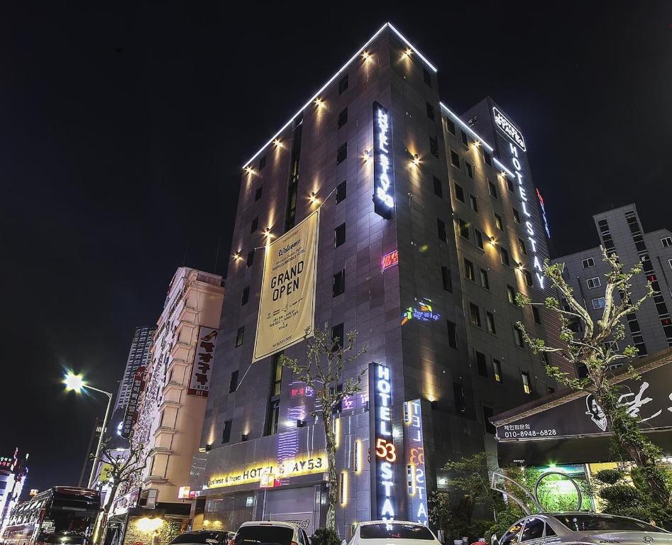 光州Hotel Stay 53的一座高大的建筑,晚上有灯