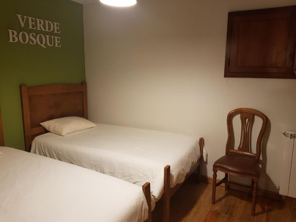 坎普-杜热雷什Abrigo da Geira House的小房间设有两张床和椅子