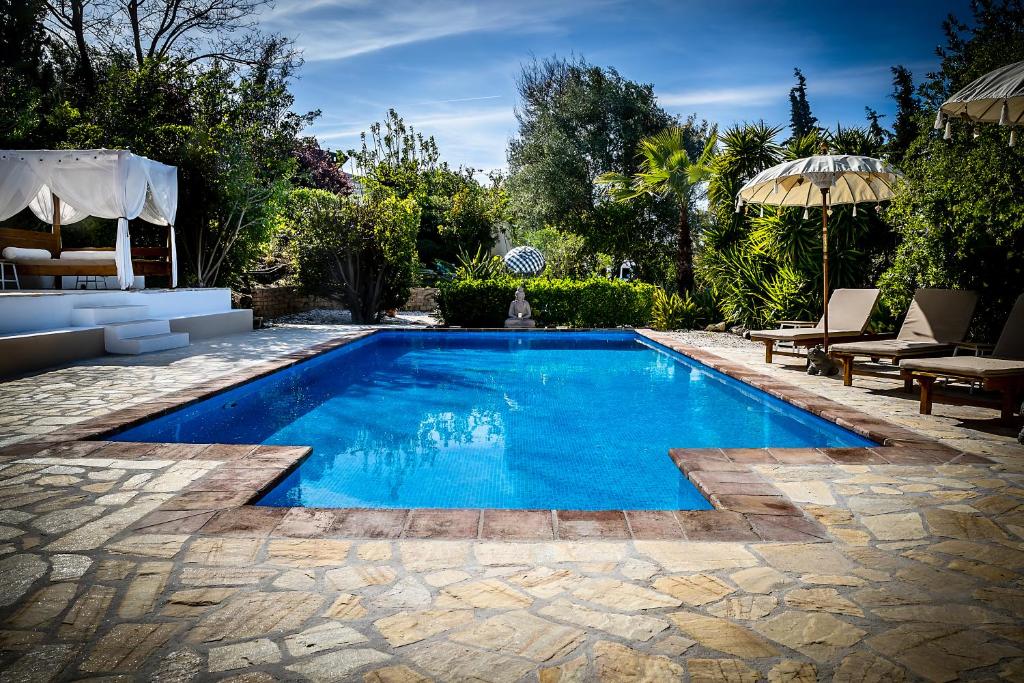 阿尔豪林格朗德Casa Baliza, adults only的庭院内的游泳池配有椅子和遮阳伞