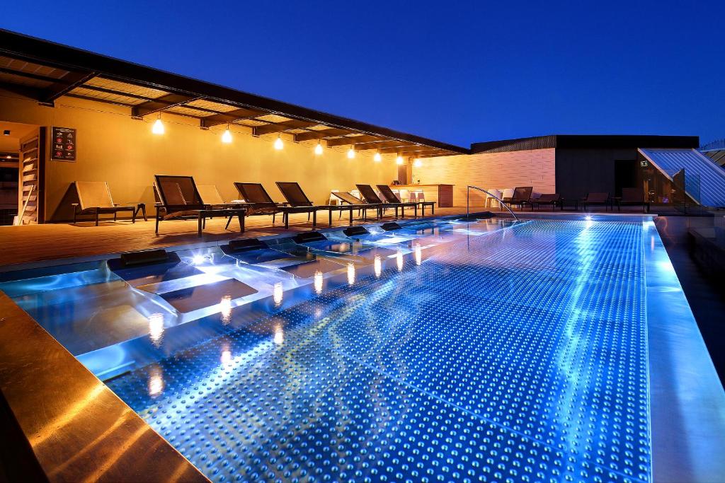 巴塞罗那奥利维亚巴美思酒店的一座大楼顶部的大型游泳池