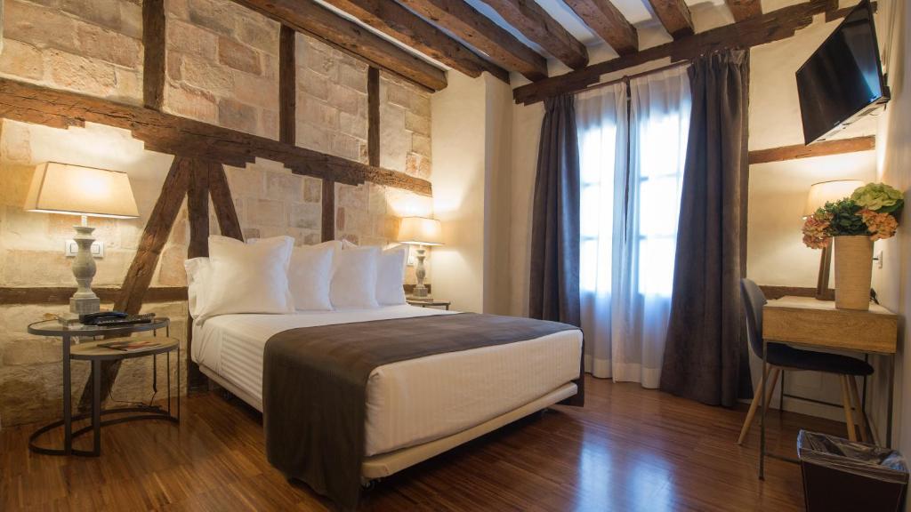 托莱多阿瓦德托莱多酒店的酒店客房设有床和窗户。