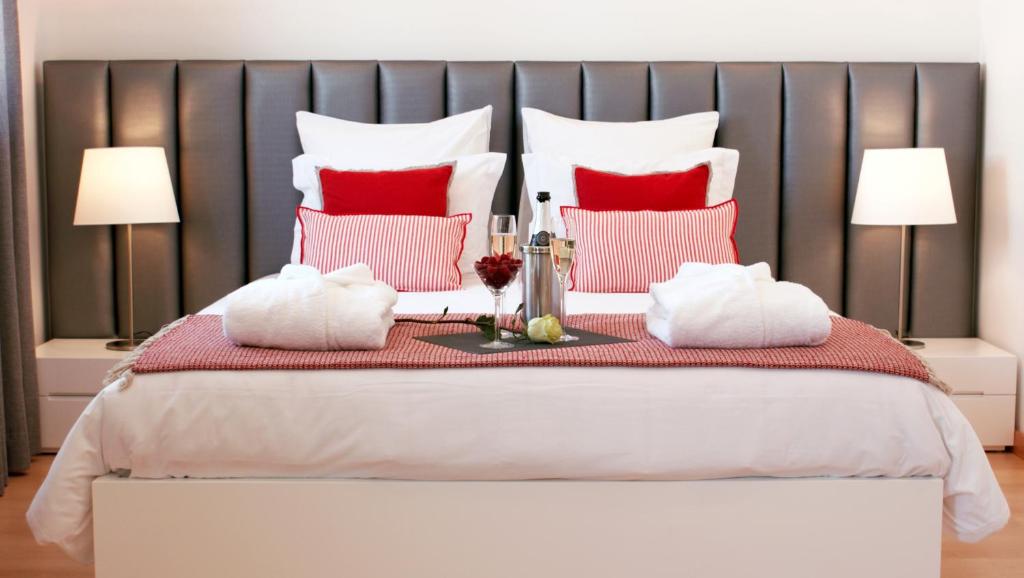 锡尼什Ana's Apartments的一间卧室配有一张带红色和白色枕头的大床
