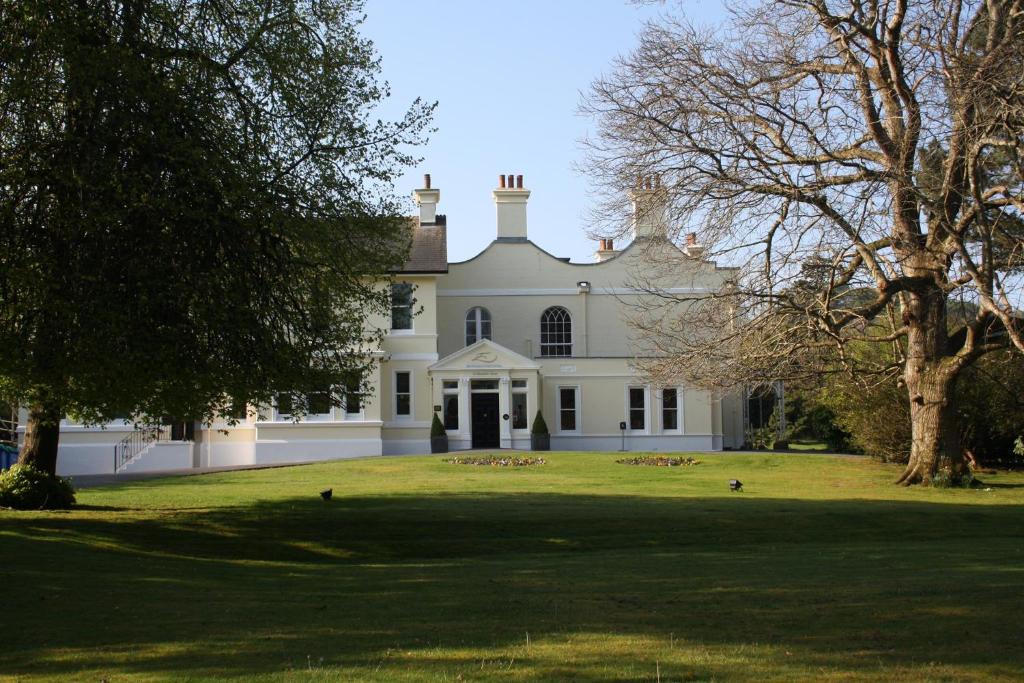 普里茅斯圣伊丽莎白酒店的前面有树木的大白色房子