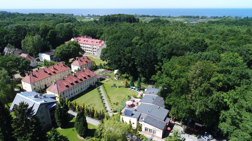 科沃布热格OW伯斯泽乐II宾馆的享有花园和树木的房屋的空中景致