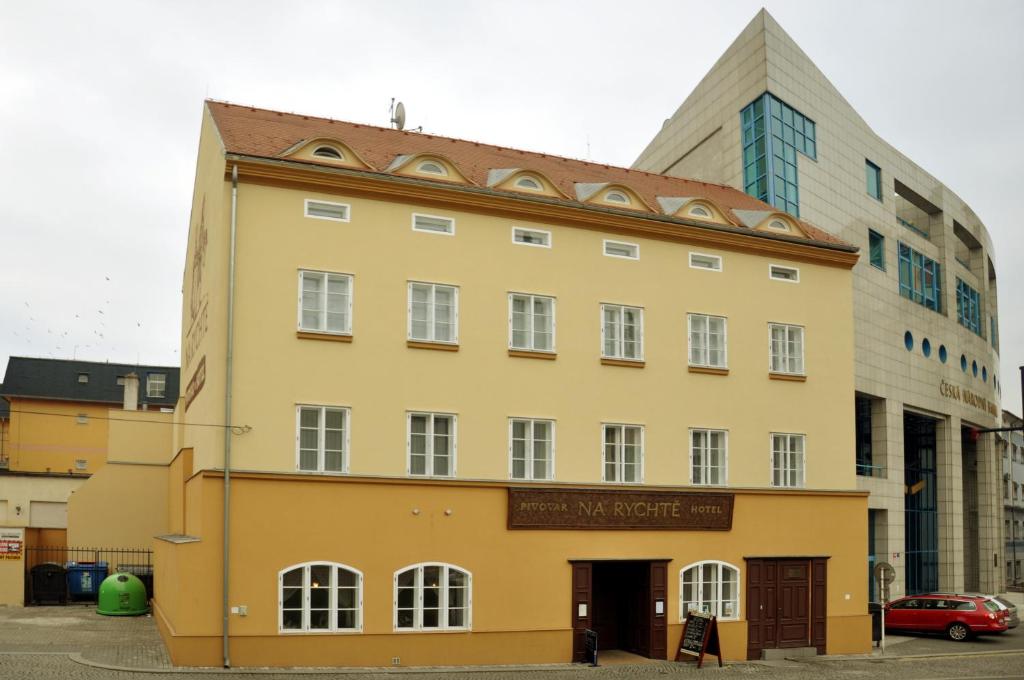 拉贝河畔乌斯季皮沃瓦纳莱切酒店的一座高楼前的黄色建筑