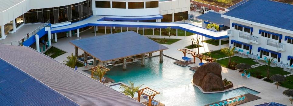 圣地亚哥米克诺斯酒店的享有度假村游泳池的空中景致