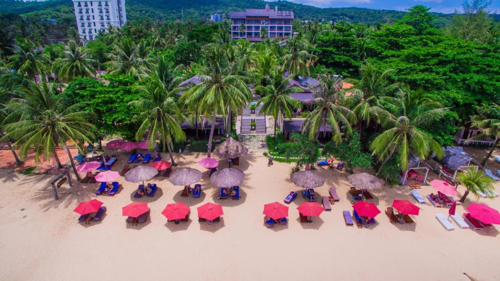 富国富国岛托皮康纳度假酒店的享有海滩的空中景致,配有椅子和遮阳伞