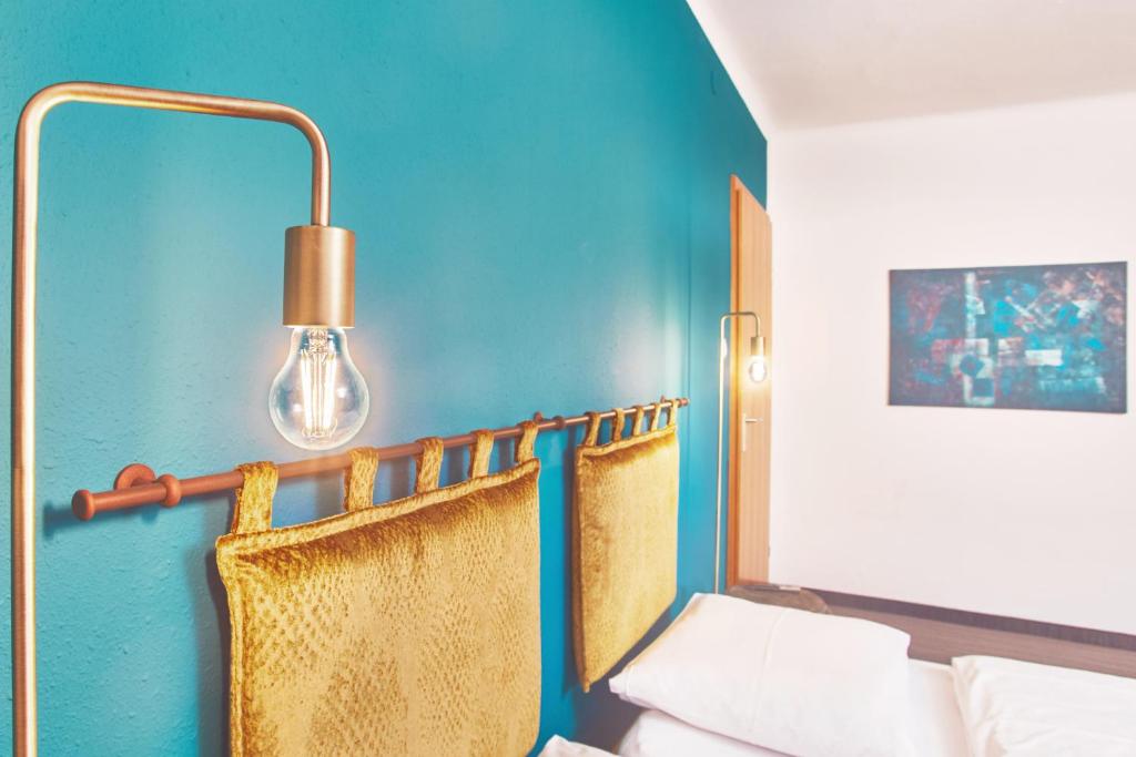萨尔茨堡优博夫尔精品酒店的一间设有蓝墙、灯和沙发的房间